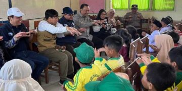 Tinjau Sekolah Terdampak Banjir, Mendikdasmen Jadikan SMPN 1 Tanjung Raya Pusat Psikososial