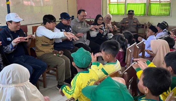 Tinjau Sekolah Terdampak Banjir, Mendikdasmen Jadikan SMPN 1 Tanjung Raya Pusat Psikososial