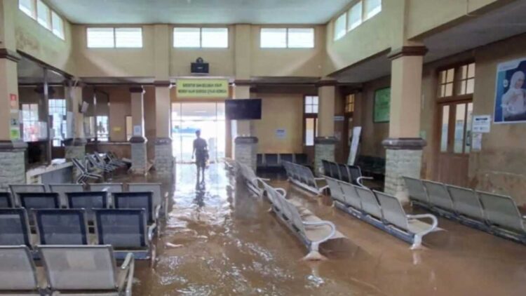 Keadaan di ruang informasi RSUD Muda Sedia Aceh Tamiang masih dipenuhi lumpur setinggi 50 cm pasca banjir hingga melumpuhkan pelayan medis di RS milik pemda Aceh Tamiang tersebut, Selasa (9/12/2025) (ANTARA/Dede Harison)