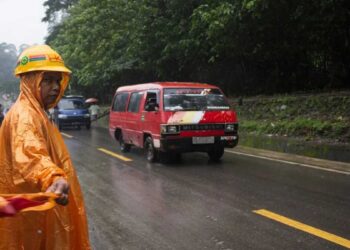 Petugas mengatur arus lalu lintas pada hari pertama masa uji coba fungsional kendaraan roda empat di Jalan Lembah Anai di Kabupaten Tanah Datar, Selasa (16/12/2025). ANTARA/Fandi Yogari