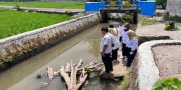Dinas Pertanian Pangan dan Perikanan (DPPP) Kota Pariaman, Sumbar meninjau salah satu aliran sungai di daerah itu guna melihat ikan restocking. Antara/HO-DPPP Pariaman