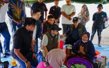 Jajaran Direksi IOH melihat langsung kondisi korban bencana hidrometeorologi di Aceh Tamiang. (dok. istimewa)