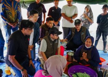 Jajaran Direksi IOH melihat langsung kondisi korban bencana hidrometeorologi di Aceh Tamiang. (dok. istimewa)