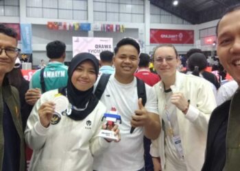 Atlet Sumbar Zikrha Dwi Putri Raih Perak Teqball SEA Games 2025 Thailand 4 Dari kiri; Waketum III KONI Sumbar Editiawarman, Zikrha Dwi Putri, Wasekum II KONI Risky Syahputra, pelatih Teqbal Timnas Gabriella Kota, Waketum II KONI Sumbar Septri. (Foto istimewa)