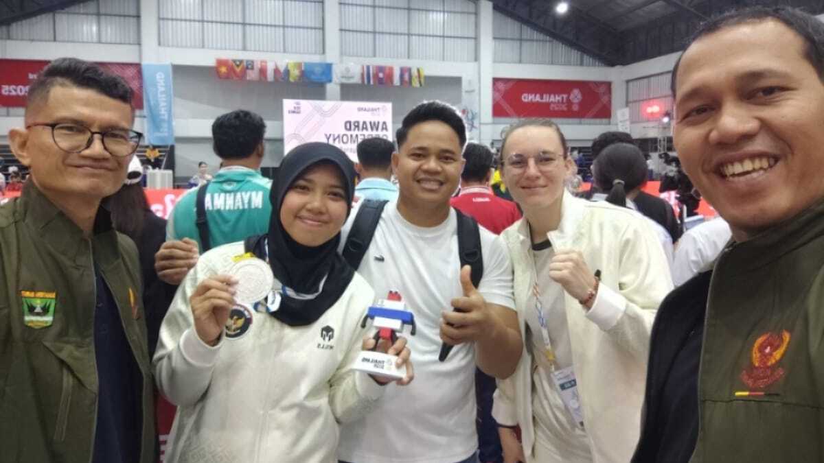 Dari kiri; Waketum III KONI Sumbar Editiawarman, Zikrha Dwi Putri, Wasekum II KONI Risky Syahputra, pelatih Teqbal Timnas Gabriella Kota, Waketum II KONI Sumbar Septri. (Foto istimewa)