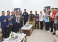 Jajaran petinggi KONI Sumbar bertemu dengan Wako Fadly Amran guna membahas kesiapan Padang untuk Porprov 2026. (dok. istimewa)