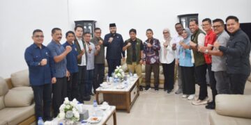 Jajaran petinggi KONI Sumbar bertemu dengan Wako Fadly Amran guna membahas kesiapan Padang untuk Porprov 2026. (dok. istimewa)