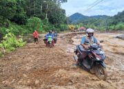 Jalan Batu Busuk Kembali Terbuka, Semen Padang Peduli Kerahkan Alat Berat Sejak Pagi