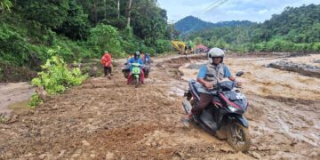 Jalan di Batu Busuak sudah mulai bisa dilintasi sepeda motor. (dok. istimewa)