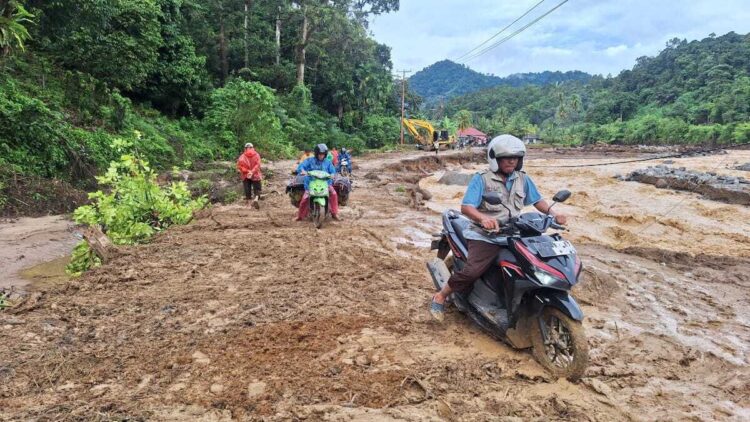 Jalan Batu Busuk Kembali Terbuka, Semen Padang Peduli Kerahkan Alat Berat Sejak Pagi 1 Jalan di Batu Busuak sudah mulai bisa dilintasi sepeda motor. (dok. istimewa)