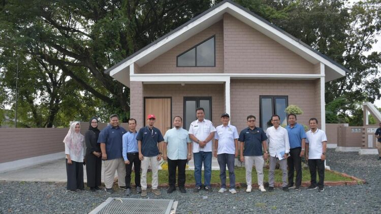 Kadin Sumbar bersama Pemko Padang mengcek rumah contoh SEPABLOCK. (dok. istimewa)