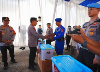 Kapolri Beri Motivasi dan Apresiasi kepada Anggota Polri Terdampak Bencana di Sumbar