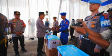 Kapolri Beri Motivasi dan Apresiasi kepada Anggota Polri Terdampak Bencana di Sumbar