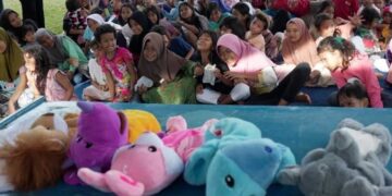 Kementerian Komunikasi dan Digital (Komdigi) mengadakan kegiatan Dukungan Psikososial untuk membantu pemulihan psikososial anak-anak korban banjir dan longsor di Sumatra Barat, Jumat (5/12/2025) petang di lokasi pengungsian Akademi Maritim Sapta Samudra, Kecamatan Koto Tengah, Kota Padang. (Foto: Noel/KPM Kemkomdigi)