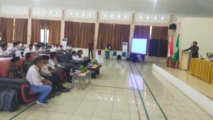 Ketum KONI Sumbar Hamdanus saat memberi sambutan di acara Bimtek Pelatih Silat se-Sumbar. (dok. Humas KONI)