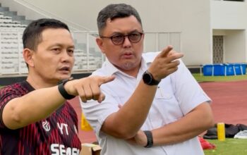 Komisaris Semen Padang FC Braditi Moulevey bersama Direktur Teknik Yeyen Tumena. (dok. istimewa)