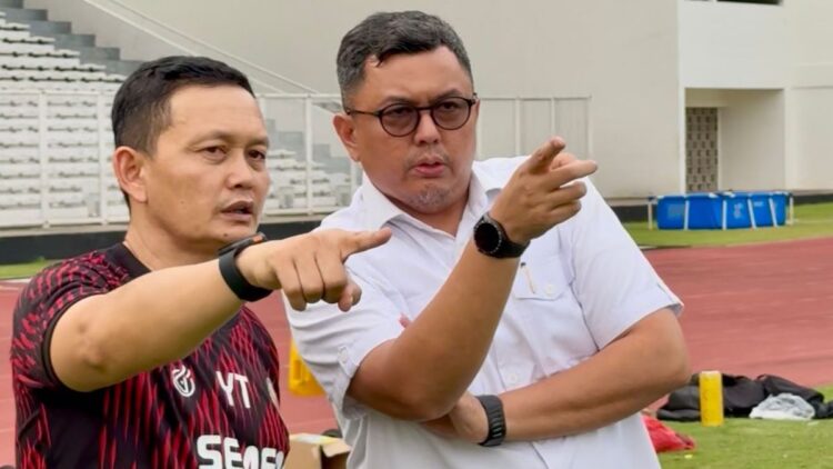 Komisaris Semen Padang FC Braditi Moulevey bersama Direktur Teknik Yeyen Tumena. (dok. istimewa)