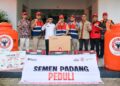 Komisaris Utama PT Semen Padang Serahkan Bantuan Banjir Bandang Palembayan di Posko Utama Agam 10 Komisaris Semen Padang dan jajaran serahkan bantuan untuk korban bencana. (dok. Humas)