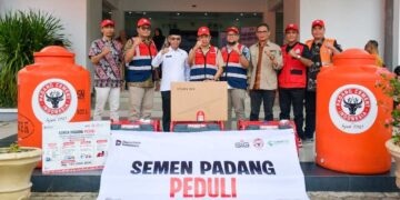 Komisaris Utama PT Semen Padang Serahkan Bantuan Banjir Bandang Palembayan di Posko Utama Agam 9 Komisaris Semen Padang dan jajaran serahkan bantuan untuk korban bencana. (dok. Humas)