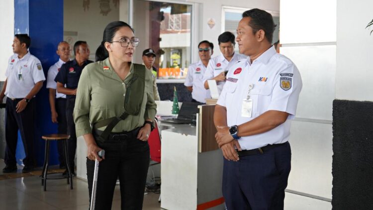 Anggota Komisi VI DPR RI Rieke Diah Pitaloka mengapresiasi kinerja KAI Divre II Sumbar dalam aksi cepat tanggap bencana. (dok. istimewa)