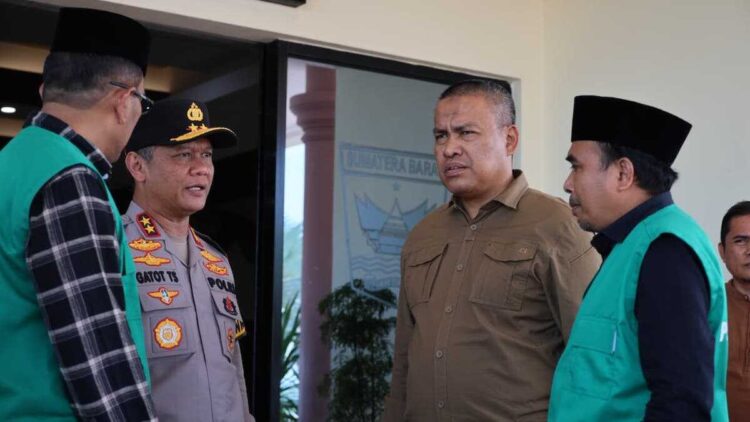 Pemprov Sumbar Gelar Penyelenggaraan Salat Jenazah untuk 24 Korban Bencana Tak Teridentifikasi 1 Koordinasi jajaran Forkopimda terkait salat jenazah untuk korban jiwa terdampak bencana yang tak teridentifikasi. (dok. adpsb)