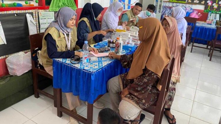 Posko Semen Padang Peduli Layani Pengobatan Gratis 84 Korban Banjir di Pauh 1 Layanan pengobatan gratis Semen Padang Peduli. (dok. istimewa)