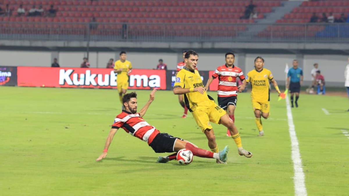 Laga antara Madura United kontra Semen Padang FC, Minggu malam. Tim Kabau Sirah dibantai 5-1 oleh Sape Kerab. (dok. MO SPFC)