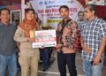 Mantan Dirut Semen Padang Dwi Soedjipto serahkan bantuan 50 juta untuk korban bencana di Pauh. (dok. istimewa)