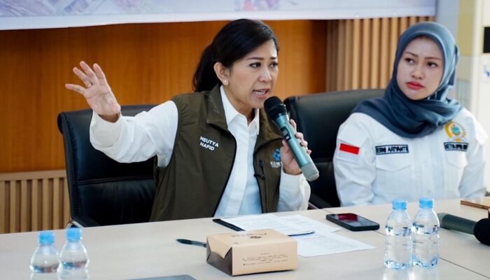 Pimpin Rapat dengan Opsel, Menkomdigi Pastikan Sinyal di Wilayah Bencana Sumatra Pulih 90 Persen