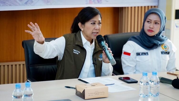 Pimpin Rapat dengan Opsel, Menkomdigi Pastikan Sinyal di Wilayah Bencana Sumatra Pulih 90 Persen 1 Menteri Komunikasi dan Digital Meutya Hafid usai memimpin rapat koordinasi di Medan, Senin (1/12/2025) mengatakan pemulihan layanan komunikasi menjadi prioritas pemerintah untuk memastikan kebutuhan warga dan koordinasi penanganan bencana tetap berjalan. (Foto: Humas Kemkomdigi)