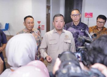 Menteri ATR/BPN Nusron Wahid saat diwawancarai wartawan terkait bencana di Sumatera. (dok. istimewa)
