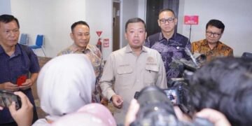 Menteri ATR/BPN Nusron Wahid saat diwawancarai wartawan terkait bencana di Sumatera. (dok. istimewa)