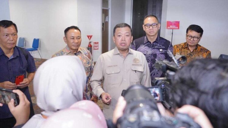 Menteri Nusron Akan Evaluasi Tata Ruang di Sumatera Pascabencana Banjir 1 Menteri ATR/BPN Nusron Wahid saat diwawancarai wartawan terkait bencana di Sumatera. (dok. istimewa)