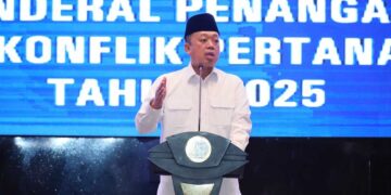 Soroti Metamorfosis Mafia Tanah, Menteri Nusron: Jangan Sampai Terlibat 9 Menteri ATR/BPN saat memberi sambutan dalam acara penanganan konflik pertanahan. (dok. atrbpn)