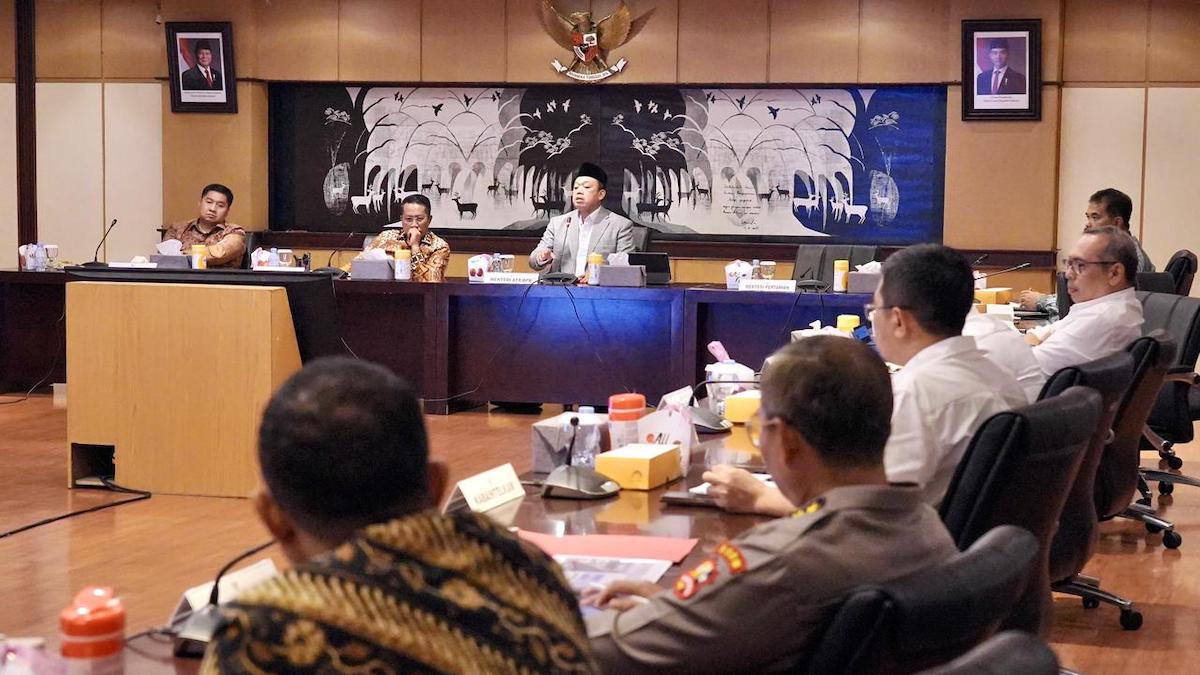 Menteri Nusron saat rapat alih fungsi lahan lintas kementerian. (dok. istimewa)