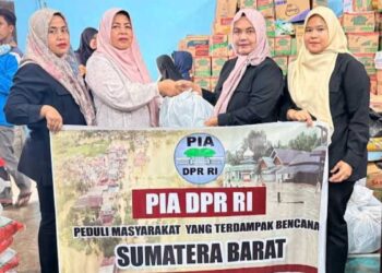 Persaudaraan Istri Anggota DPR RI Berbagi untuk Korban Banjir Bandang di Sumbar 14 PIA DPR RI serahkan bantuan untuk masyarakat terdampak bencana di Sumbar. (dok. istimewa)