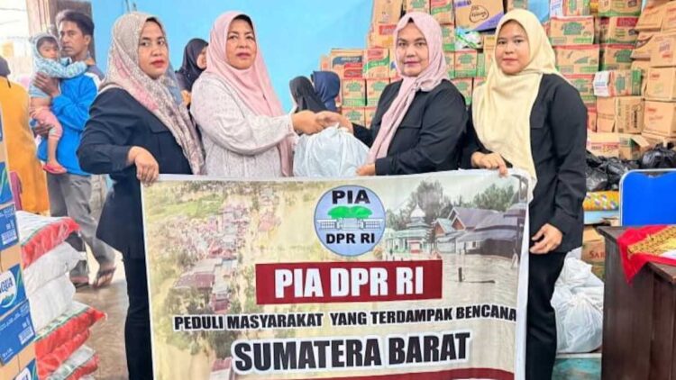 Persaudaraan Istri Anggota DPR RI Berbagi untuk Korban Banjir Bandang di Sumbar 1 PIA DPR RI serahkan bantuan untuk masyarakat terdampak bencana di Sumbar. (dok. istimewa)