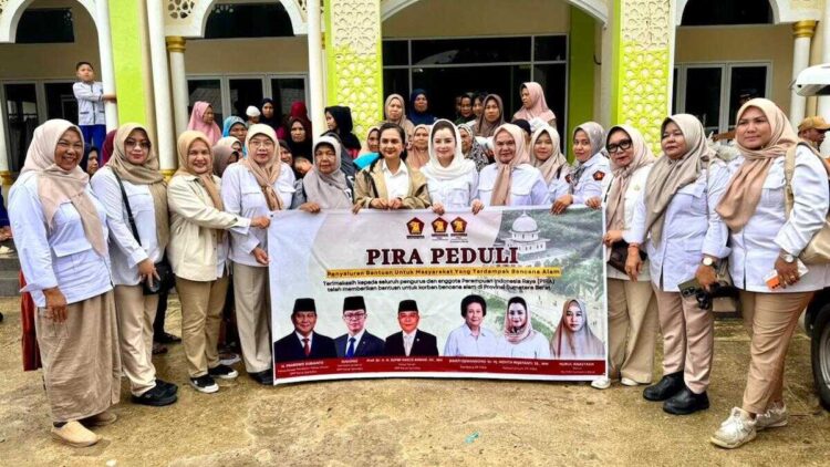 PIRA Salurkan Ratusan Paket Bantuan untuk Perempuan dan Anak Korban Longsor di Kuranji Padang 1 PIRA Peduli serahkan bantuan di daerah Kuranji Kota Padang. (dok. istimewa)