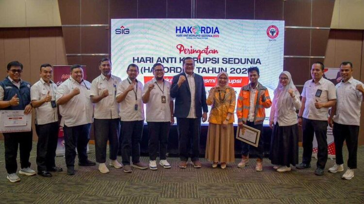 Para pemenang lomba esai dalam rangka Hakordia 2025 di PT Semen Padang. (dok. istimewa)