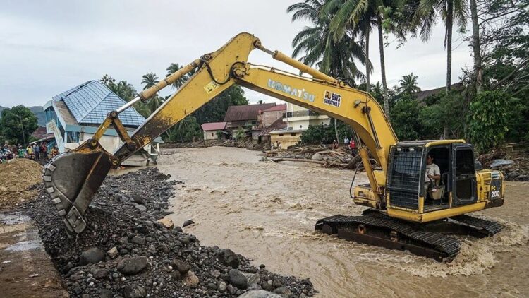 Petugas Bina Marga Cipta Karya dan Tata Ruang Provinsi Sumatera Barat mengoperasikan eskavator untuk menimbum jalan yang amblas akibat banjir bandang di Nagari Saniangbaka, Kabupaten Solok, Sumatera Barat, Minggu (30/11/2025). ANTARA FOTO/Wawan Kurniawan/Lmo/nz/pri.