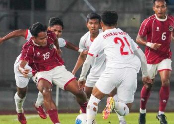 Pemain Timnas U-23 Indonesia Toni Firmansyah berusaha melewati gelandang Myanmar. (dok. istimewa)