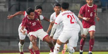 Pemain Timnas U-23 Indonesia Toni Firmansyah berusaha melewati gelandang Myanmar. (dok. istimewa)