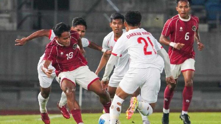 Pemain Timnas U-23 Indonesia Toni Firmansyah berusaha melewati gelandang Myanmar. (dok. istimewa)