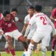 Pemain Timnas U-23 Indonesia Toni Firmansyah berusaha melewati gelandang Myanmar. (dok. istimewa)