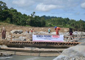 Pembangunan jembatan darurat oleh Semen Padang Peduli. (dok. istimewa)