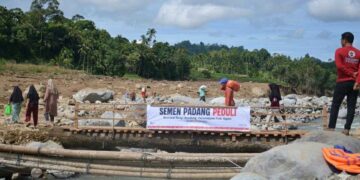 Pembangunan jembatan darurat oleh Semen Padang Peduli. (dok. istimewa)