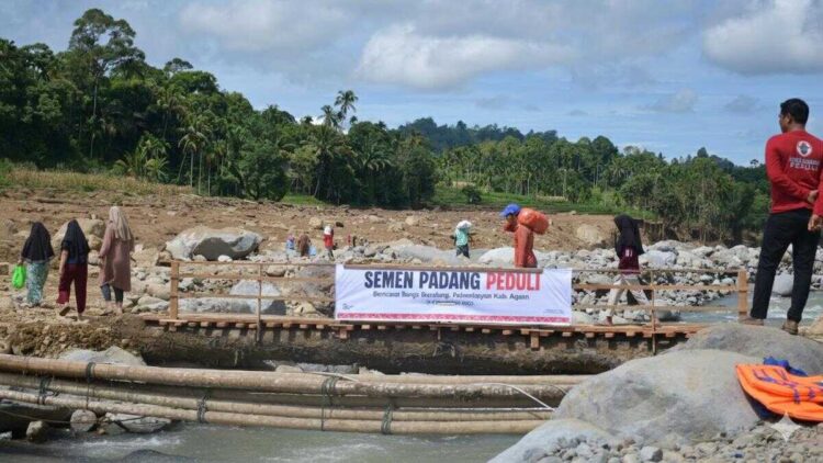 Pembangunan jembatan darurat oleh Semen Padang Peduli. (dok. istimewa)