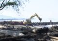 Pembersihan material sisa bencana di Pantai Morgan. (dok. istimewa)