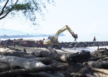 Pembersihan material sisa bencana di Pantai Morgan. (dok. istimewa)