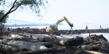 Pembersihan material sisa bencana di Pantai Morgan. (dok. istimewa)